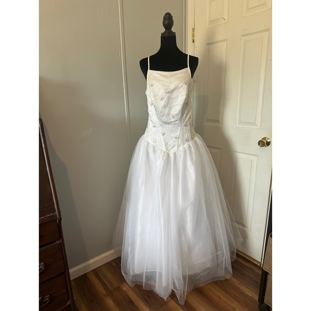 Vintage White Beaded Floral Ball Gown Tulle Skirt Basque Waist Formal Dress